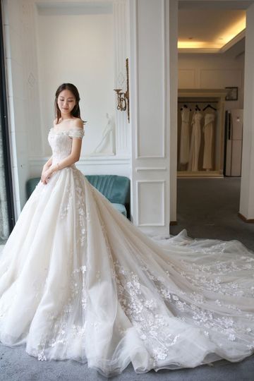 Princess Ball Gown Wedding Dresses Lace Embroidered Off Shoulder Royal Bridal Dress With Train