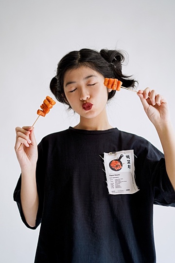 Tteok Kkochi Black Tee (PRE ORDER SEND BY 31 JULY)